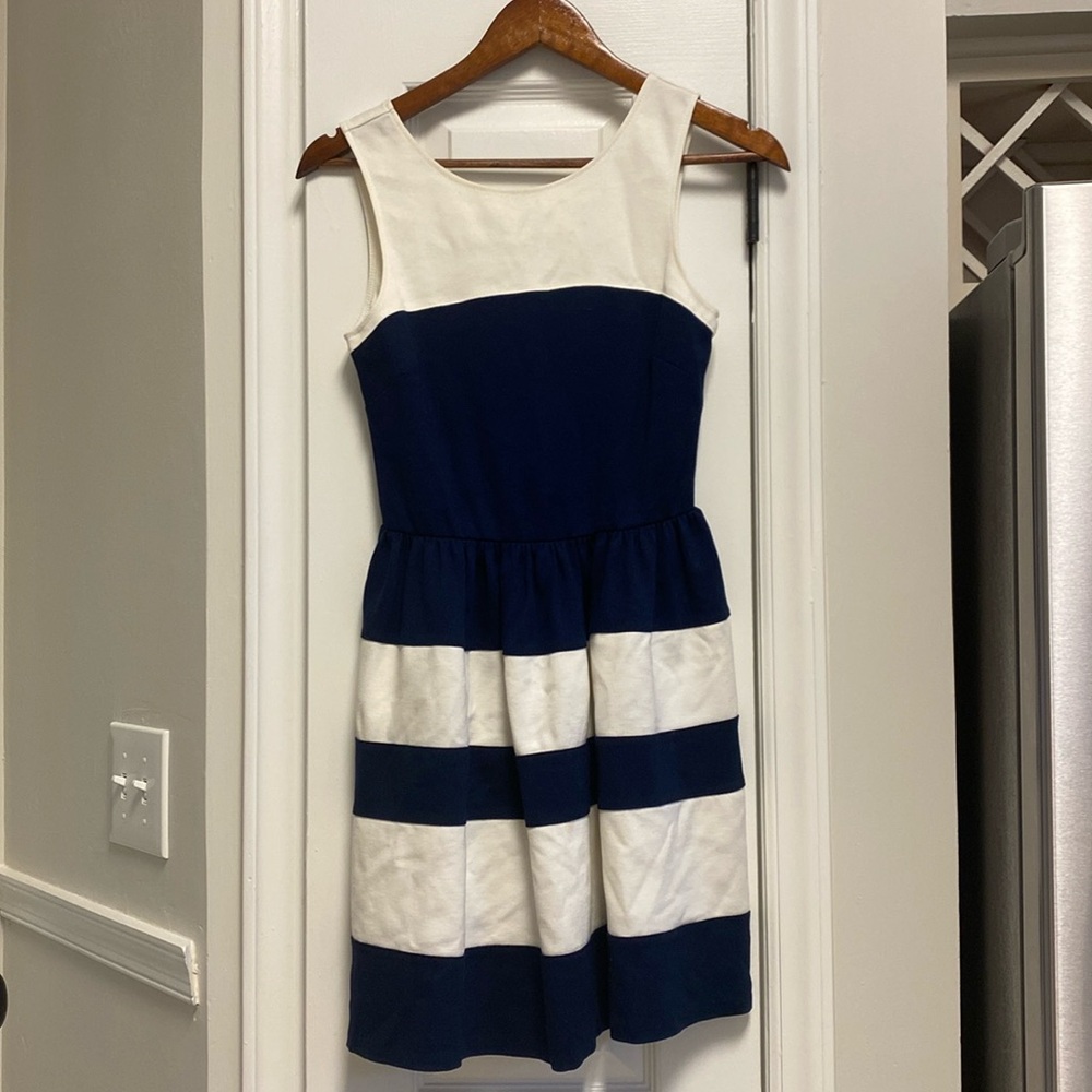 Love…ady size Small dress super cute! Fit and flare v-neck back!
